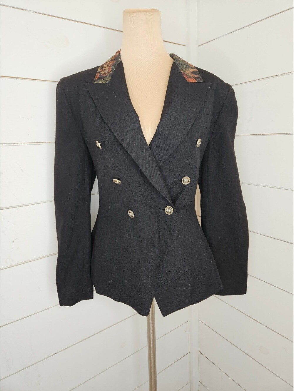 Vintage J. Gallery size 10 black blazer with tapestry at top the of the collar